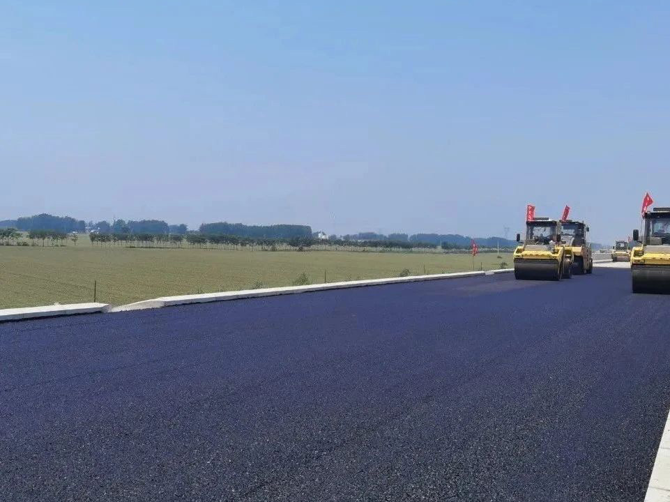 許信高速透層、封層和瀝青下面層試驗(yàn)段攤鋪圓 滿成功